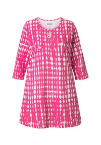 Sukienka z krótkim rękawem w intensywnie różowym kolorze z białymi nieregularnymi kropkami i liniami; posiada okrągły dekolt z małym wycięciem typu keyhole.
