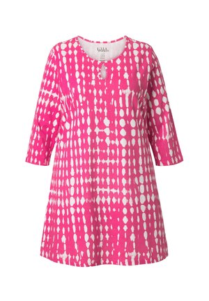 Kort mouwjurk van felroze stof met witte onregelmatige stippen en lijnen; heeft een ronde halslijn met een kleine sleutelgatopening.