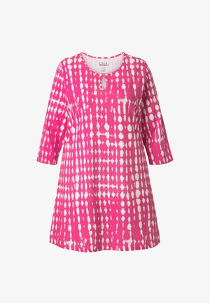 Robe à manches courtes en tissu fuchsia avec des points et des lignes blanches irrégulières ; elle présente un col rond avec une petite ouverture en forme de goutte.