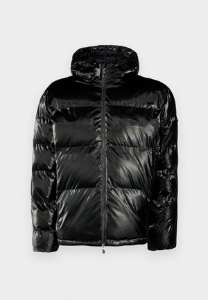 Chaqueta de plumas negra con un acabado brillante, capucha y cremallera frontal. Presenta secciones acolchadas y detalles de logotipo sutilmente grabados.