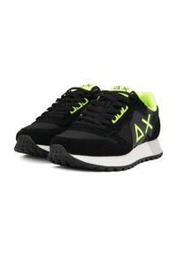 Sneaker nera con tomaia in suede e tessuto, dettagli e lacci verde neon, suola intermedia bianca, suola in gomma testurizzata, design ispirato al retro.