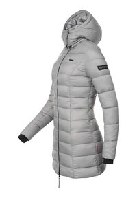 Cappotto imbottito di un grigio chiaro con cappuccio, trapuntatura strutturata, chiusura con zip frontale e polsini a maglia. Presenta un logo sulla manica sinistra. Texture liscia.