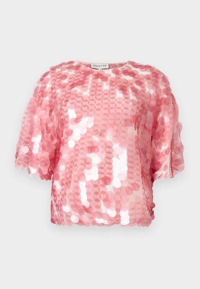 Ροζ μπλούζα με γκλίτερ από υφάσμα με παγιέτες, με στρογγυλή λαιμόκοψη και κοντά φουσκωτά μανίκια, σε άνετη γραμμή και με υφή.