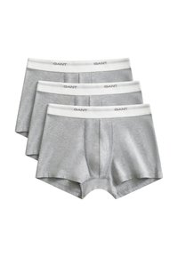 Trois boxers gris avec des ceintures blanches, chaque ceinture est marquée du mot « GANT » en texte gris.
