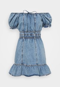 Denim-mekko, jossa on olkaimeton malli, puffihihat, kerätty vyötärö ja aaltoileva helmakeskus. Vaaleansininen väri, jossa on hienovaraisia ompeluyksityiskohtia.