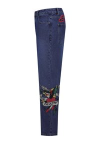 Jeans de mezclilla azul oscuro con diseño de tatuaje bordado que presenta un gorrion y un corazón en la pierna izquierda, costura roja en el bolsillo trasero.