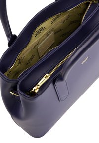Tasche aus marineblauem Leder mit goldfarbenen Beschlägen, Reißverschlussverschluss und einem beigen Innenraum mit gemustertem Futter. Enthält eine Innentasche.