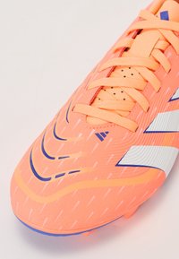 adidas Performance PREDATOR CLUB - Botines de fútbol para terreno firme - signal coral/ftwr white/beam orange