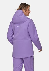 Paarse waterdichte jas met capuchon, voorzien van een rechte snit, elastische manchetten en reflecterende logo-details op de achterkant. Soepele textuur.