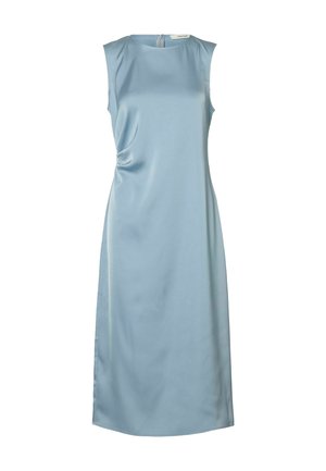 Robe sans manches en satin bleu clair, longueur au genou, avec encolure ronde et drapé subtil sur le côté.