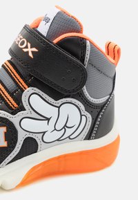 Geox DISNEY MICKEY CIBERDRON BOY LIGHT UP - Høye joggesko - black/silver