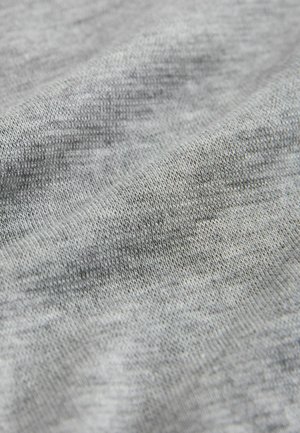 Gråt bomuldsstof med en glat, struktureret overflade og subtile tonevariationer, der viser et blødt, strikket udseende.