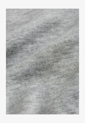 Gråt bomuldsstof med en glat, struktureret overflade og subtile tonevariationer, der viser et blødt, strikket udseende.