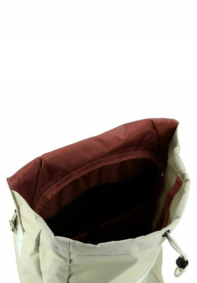 Borsa a tracolla in tela con esterno beige, foderatura bordeaux e chiusura con cordoncino. L'interno presenta più scomparti per l'organizzazione.