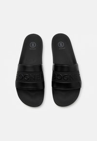 Svarta slidesandaler med texturerad fotbädd, breda gummistroppar som har upphöjd "BOGNER"-logotyp, samt cirkulär logotypdetalj på sulan.