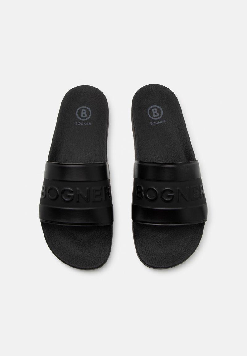 Schwarze Rutschen mit strukturiertem Fußbett, breiten Gummiriemen mit erhabenem "BOGNER"-Logo und rundem Logodetail auf der Innensohle.