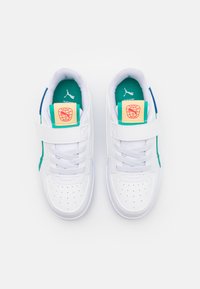 Białe sneakersy z górną częścią z gładkiej skóry, z zapięciem na sznurowadła i rzepy, akcentami w odcieniu teal oraz żółtą metką na języku z logo globusa.