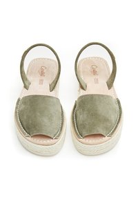 Sandalias de ante verde con diseño de puntera abierta, bandas elásticas y suela de plataforma de yute trenzado con detalles de costura blanca.
