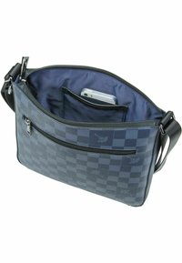 Mørkeblå bag med et tæppe mønster, lavet af nylon. Har en frontlomme med lynlås og et indre rum. Har en justerbar rem.