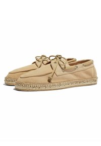 Zapatos de ante beige con puntera redonda, diseño de cordones y suela de yute trenzado. Presenta ojales y un acabado texturizado a lo largo del borde.