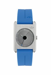 Montre rectangulaire en argent avec un cadran en métal brossé, un cadran gris, un strap en caoutchouc bleu et des index horaires blancs. Logo Adidas sur le strap.