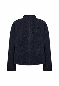 Jachetă din fleece albastru marin cu textură moale. Dispune de un guler înalt și un design scurtat, cu mâneci lungi și o cusătură centrală în spate.