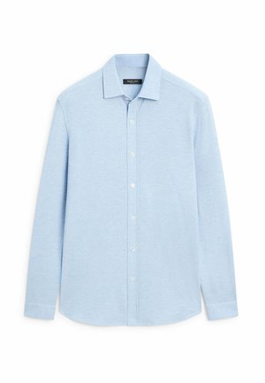 Hellblaues, langärmeliges Hemd mit Knöpfen und Kragen, flach auf einem weißen Hintergrund ausgelegt.