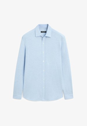 Jasnoniebieska koszula na długi rękaw z kołnierzykiem, rozłożona płasko na białym tle.
