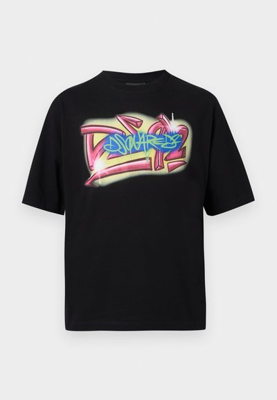 Μαύρο T-shirt κοντομάνικο με έντονο γραφιστικό σχέδιο σε στυλ γκράφιτι σε ροζ, μπλε και κίτρινο χρώμα, στο κέντρο του στήθους.