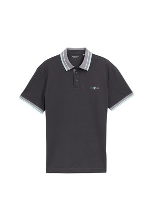 Polo in cotone grigio scuro con colletto a strisce grigie e teal. Placca con due bottoni e dettaglio del logo sul petto. Maniche corte.