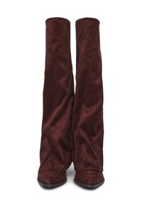Stivali bordeaux sopra il ginocchio realizzati in morbido camoscio, con un design morbido e una punta appuntita.Il gambale è alto e strutturato.
