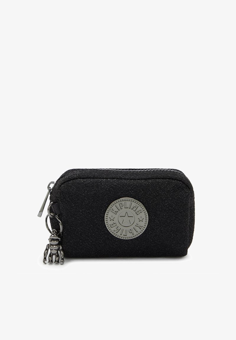 Portafoglio nero con zip in tessuto texturizzato. Presenta un badge rotondo con logo e un ciondolo a forma di scimmia. Forma rettangolare compatta. Finiture in metallo argentato.