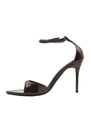 Sandalo con tacco a spillo in pelle verniciata nera con cinturino sottile alla caviglia e punta aperta, vista laterale su sfondo bianco.