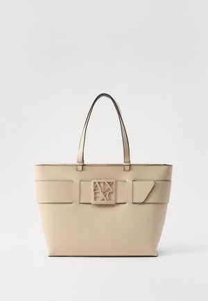 Borsa tote beige realizzata in materiale sintetico, dotata di due manici, un logo geometrico sul davanti e un dettaglio con tasca piatta.