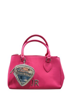 Borsa a mano rosa brillante con doppi manici, iniziali argentate JR e portachiavi triangolare argentato con zip attaccato a un manico.