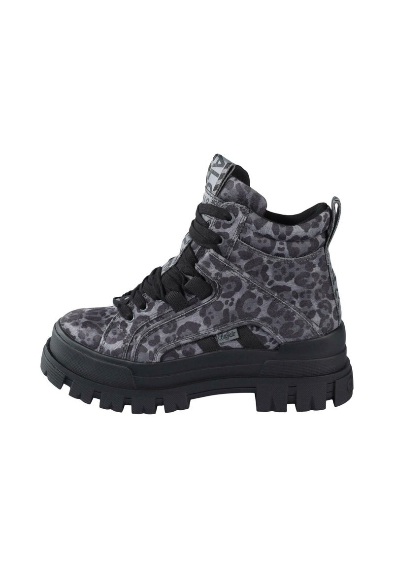Scarpe alte grigie con stampa leopardata nera. Presentano una suola nera spessa, colletto imbottito e lacci neri. Materiale resistente.