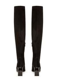 Botas negras de ante hasta la rodilla con textura suave, tacones cuadrados y detalles de costura sutiles. Sin logotipos ni adornos visibles.