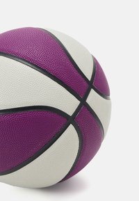 Palla da basket viola e bianca con superficie testurizzata e cuciture nere, caratterizzata da un motivo tradizionale di pannelli e accenti.