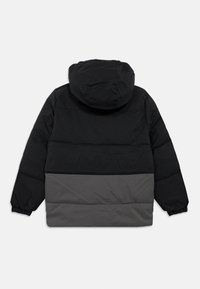 Fekete és sötétszürke kapucnis steppelt dzseki elasztikus mandzsettákkal, hátulról fehér háttér előtt bemutatva.