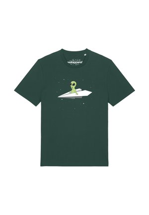 T-shirt vert foncé avec un graphisme d'un petit extraterrestre vert assis sur un avion en papier blanc flottant dans l'espace avec des étoiles autour.