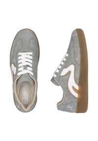 Sneaker in suede grigio con accenti bianchi e beige, dotate di suola in gomma testurizzata, punta tonda e lacci bianchi.