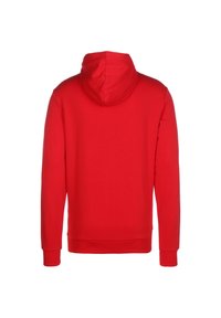 Rode hoodie met een trekkoord in de capuchon, ribbels aan de mouwen en onderkant. Gladde stof zonder zichtbare patronen of accenten op de achterkant.