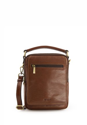Hnědá kožená crossbody taška s texturovaným povrchem, zlatými kovovými prvky, horním zipovým uzávěrem a vnější zipovou kapsou.