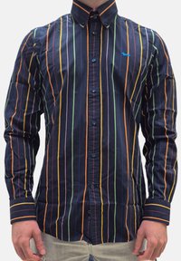 Camicia blu navy con righe verticali multicolori (arancione, verde, rosa) e un piccolo logo blu sul petto. Materiale in cotone.