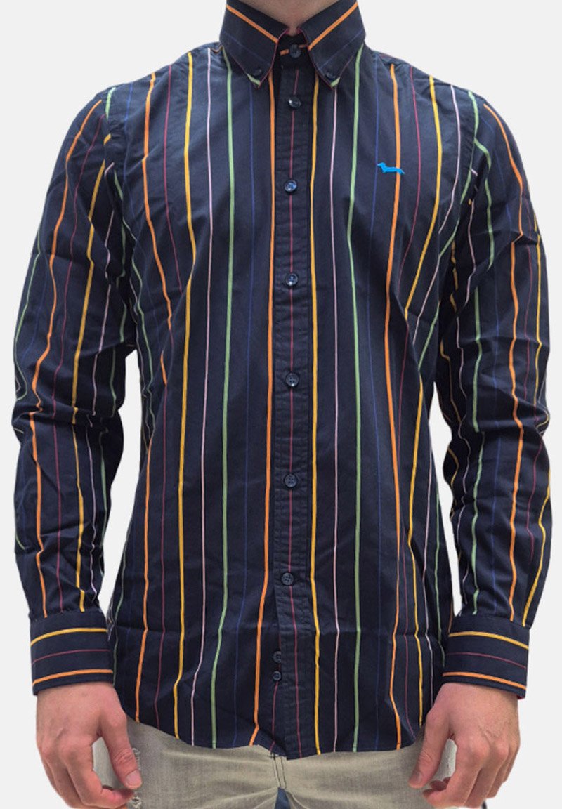 Camicia blu navy con righe verticali multicolori (arancione, verde, rosa) e un piccolo logo blu sul petto. Materiale in cotone.
