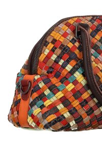 Geantă țesută, prezentând un amestec de culori vibrante, inclusiv roșu, portocaliu și albastru, cu accente din piele maro și închidere cu fermoar.