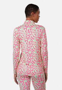 Langarm sporttop met een patroon in roze en mintgroen, gemaakt van rekbare, lichte stof. Hoge kraag en slim fit.