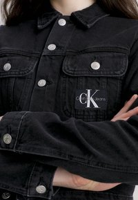 Calvin Klein Jeans CROPPED 90S JACKET - Traper jakna - black denim