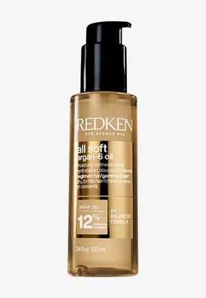 Redken All Soft Argon-6-olja i en genomskinlig cylindrisk flaska, gyllene vätska, svart pump, med vit text som beskriver produktens fördelar.
