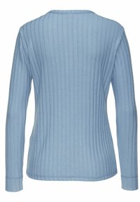 Hellblaues Langarmoberteil mit gerippter Textur, rundem Ausschnitt und tailliertem Design mit dezenten Nahtdetails.